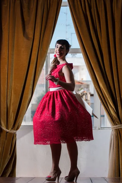 Pinup menina com vestido vermelho — Fotografia de Stock