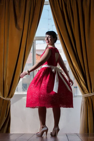 Pinup menina com vestido vermelho — Fotografia de Stock