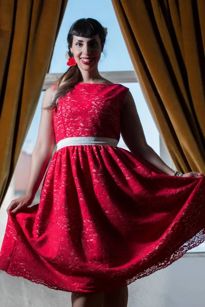 Pinup meisje met rode jurk — Stockfoto