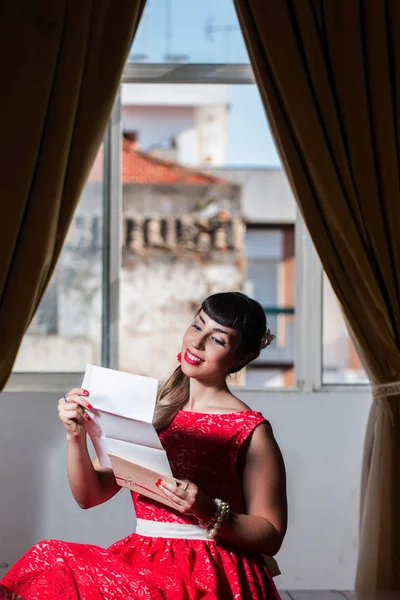 Pinup Mädchen liest einen romantischen Brief — Stockfoto