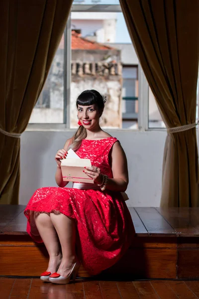 Pinup girl reading a romantic letter — Stock Photo, Image