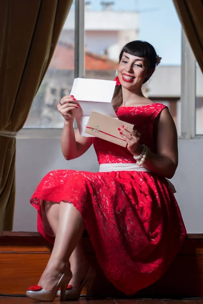 Pinup κορίτσι ανάγνωση ρομαντική επιστολή — Φωτογραφία Αρχείου