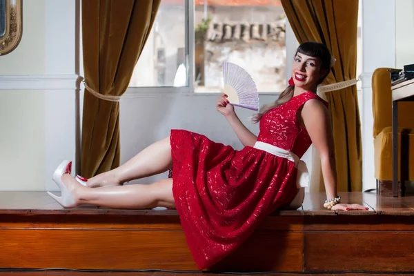 Kırmızı elbise ile pinup kız — Stok fotoğraf