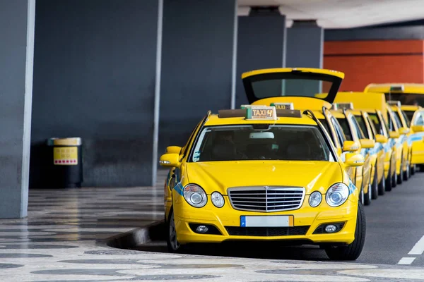 Жовті таксі в Мадейра — стокове фото