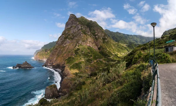 Paisagem montanhosa costeira — Fotografia de Stock