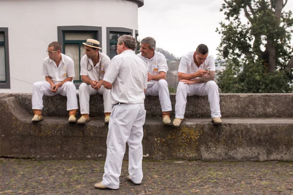 Toboggan hombres relajante — Foto de Stock