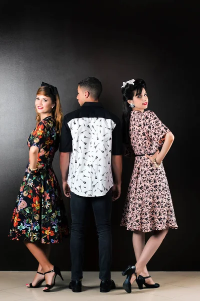 Trio pózuje v retro oblečení — Stock fotografie
