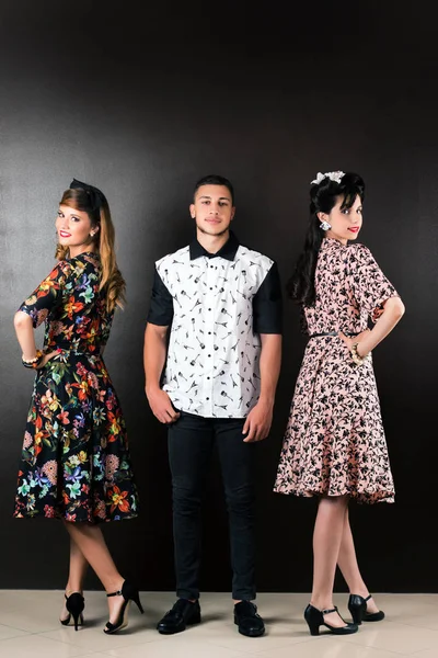 Trio posiert in Retro-Kleidung — Stockfoto