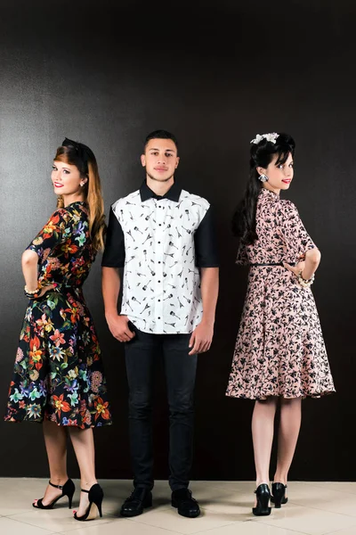 Trio som poserar i retro kläder — Stockfoto