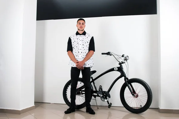Retro stijl tiener met fiets — Stockfoto