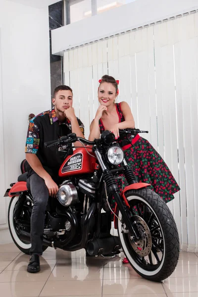 Pareja vintage en moto — Foto de Stock