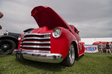 1948 kırmızı Chevrolet kamyon