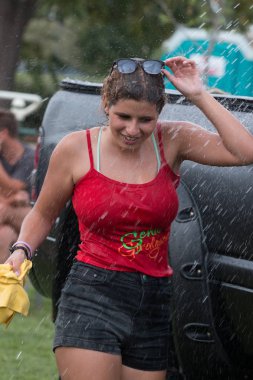 Oynak seksi carwash kız