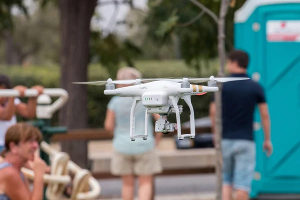 Drone consumidor en vuelo — Foto de Stock