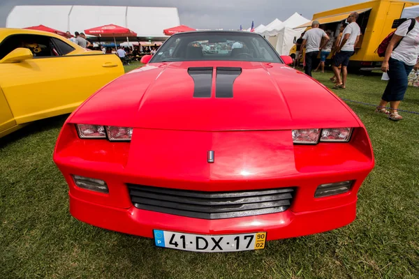 Червоний Chevrolet Camaro — стокове фото