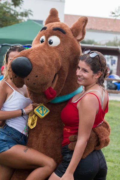 Scooby Doo with girls — Stock Photo, Image