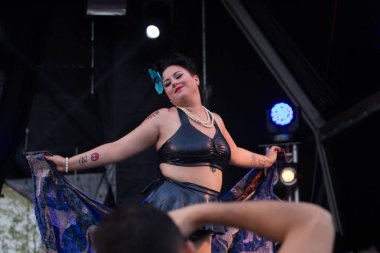Pinup kız Yarışması göstermek