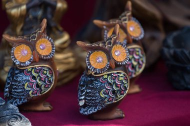 Küçük el yapımı uluyor