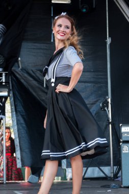 Pinup kız Gothic şık podyum