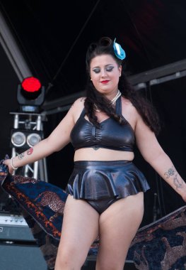 Pinup kız Gothic şık podyum