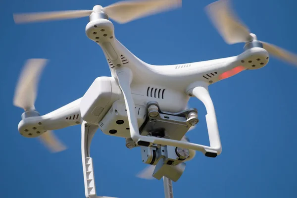 Drone consumidor en vuelo — Foto de Stock