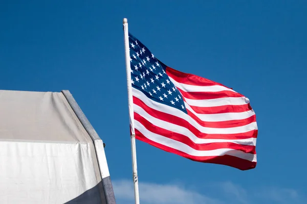 Amerikaanse vlag in de wind — Stockfoto
