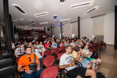 Seyirci bir anime sunu saatler