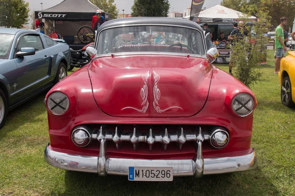 1954 röd Chevrolet stötfångare — Stockfoto