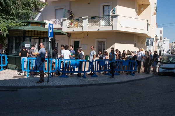 Visitantes em fila para participar do evento . — Fotografia de Stock