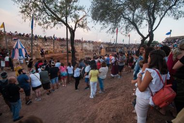 Ortaçağ gösteri seyirci saatler