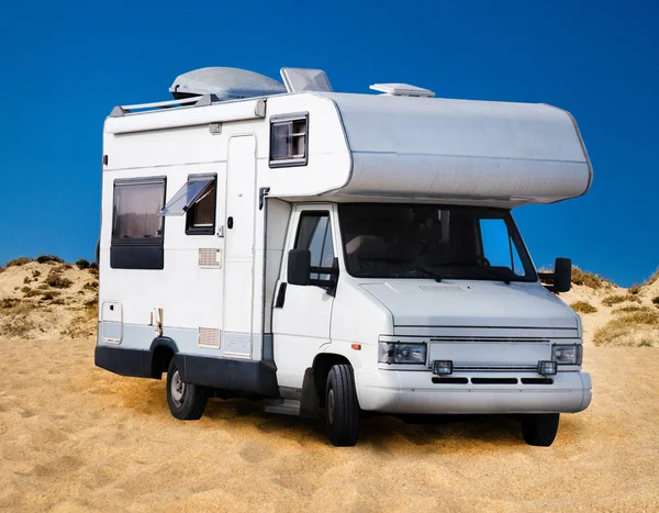 Camping voertuig op strand — Stockfoto