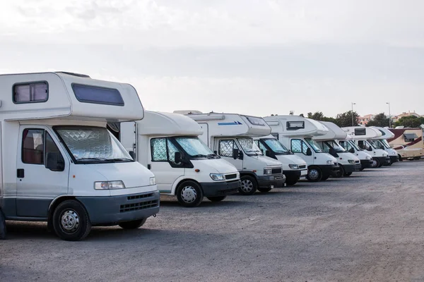 Wiersz, camping pojazdów — Zdjęcie stockowe