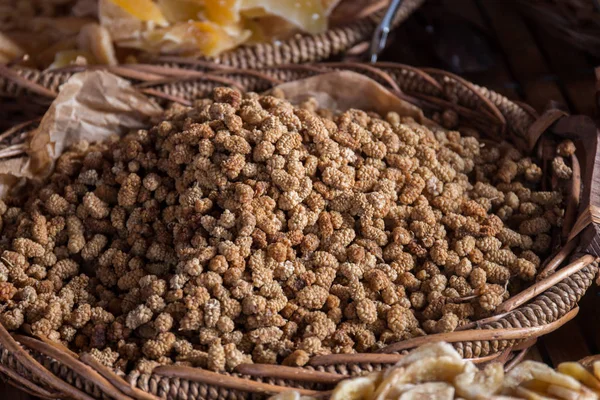 Kurutulmuş çiçek sepeti — Stok fotoğraf