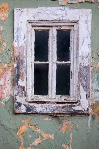 Vieja ventana en descomposición —  Fotos de Stock