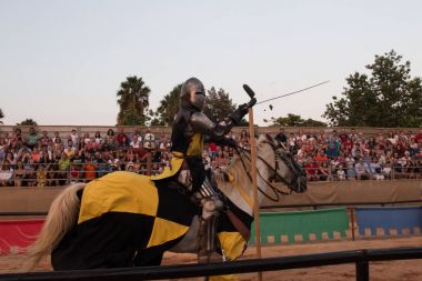 At ile Ortaçağ savaşçı