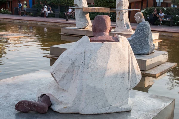 Sculptures and fountains in the urban park — Stock Photo, Image