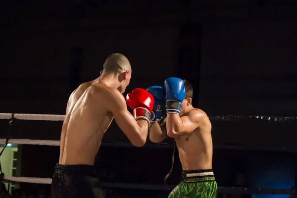 Kickboxer atleta no ringue — Fotografia de Stock