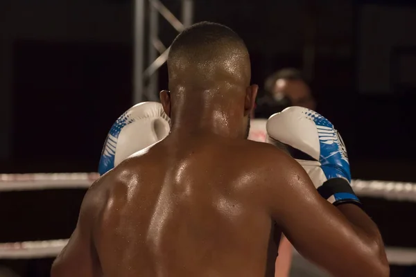 Athlète kickboxer sur le ring — Photo