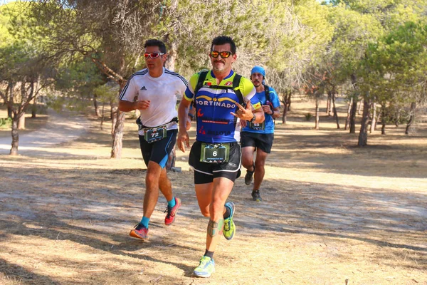 Corredor en un sendero forestal — Foto de Stock