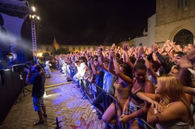 Müzik grubu izleyen seyirci