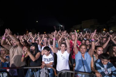 Müzik grubu Hmb izlerken seyirci