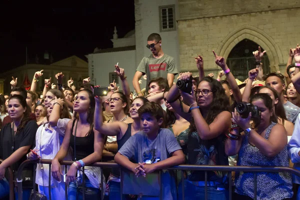 Auditoire regardant le groupe de musique — Photo