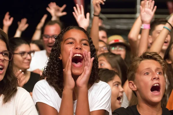 Publikum beobachtet die Musikband hmb — Stockfoto