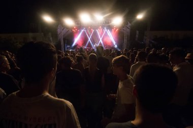 Müzik grubu izleyen seyirci