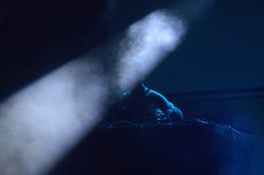 bir sahnede performans dj