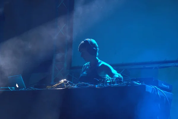 Dj actuando en un escenario — Foto de Stock