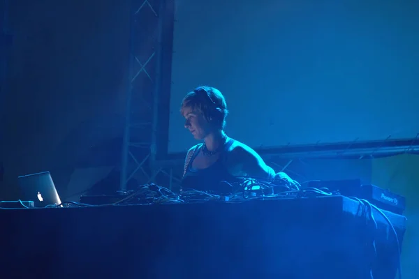 DJ tritt auf einer Bühne auf — Stockfoto