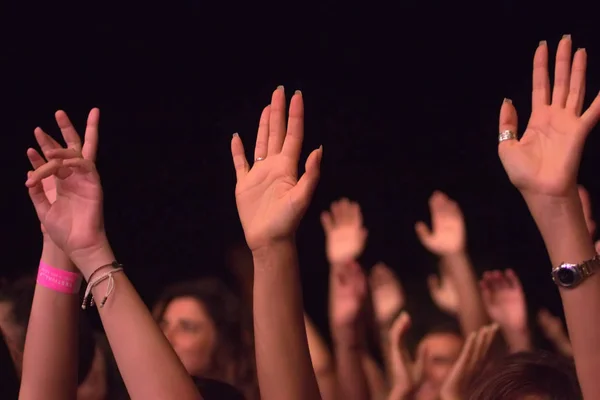 Pubblico che guarda la banda musicale — Foto Stock