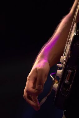 Gitar çalan konserde