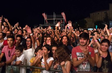 Müzik grubu izleyen seyirci